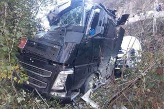 Այրում գյուղի ավտոճանապարհին բեռնատար ավտոմեքենան դուրս է եկել երթևեկելի գոտուց և ընկել ձորը․ կա տուժած