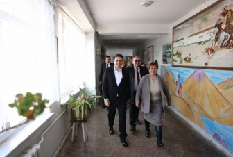 Ալեն Սիմոնյանն այցելել է Շիրակի մարզի դպրոցներ, շուրջ 70 գիրք և տեխնիկա նվիրել