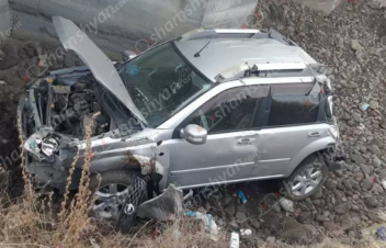 Մեքենան բախվել է կամրջի բետոնե հատվածին ու ճաղավանդակին, մոտ 6 մետրից հայտնվել ձորում․ կան վիրավորներ