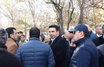 Ալեն Սիմոնյանը կնոջ հետ մասնակցել է Արա Մարտիրոսյանի հրաժեշտի արարողությանը