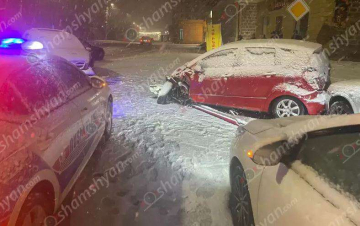 Երևանում բախվել են Mercedes-ն ու Kia Sorrento-ն, կա 4 վիրավոր