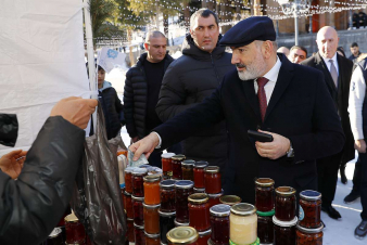 Վարչապետն այցելել Սուրբ Ծննդյան տոնավաճառ, գնումներ կատարել