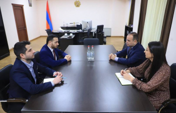 Մխիթար Հայրապետյանը հանդիպել է Զարեհ Սինանյանի հետ