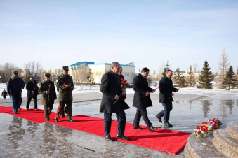 Պապիկյանը ծաղկեպսակ է դրել և ծաղիկներ խոնարհել Անմար կրակի մոտ