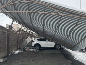 Երևանում տանիքի ծածկն ընկել է Mazda-ի վրա
