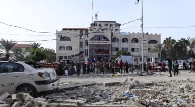 Կարմիր մահիկը հայտնել է, որ Խան Յունիսում հիվանդանոցի վրա հարձակման հետևանքով երկու մարդ վիրավորվել է