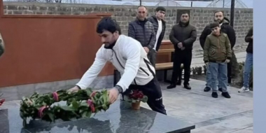 Արման Անդրեասյանն իր դափնին խոնարհել է հերոս եղբոր շիրիմին