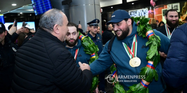 Ծանրամարտի Եվրոպայի առաջնության չեմպիոններին ու մեդալակիրներին մեծ շուքով դիմավորել են հայրենիքում