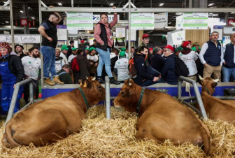 Զայրացած ֆերմերները ներխուժել են Փարիզի գյուղատնտեսական տոնավաճառ՝ պահանջելով Մակրոնի հրաժարականը