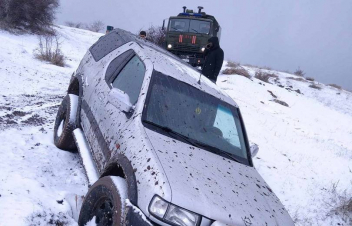 Ձորաղբյուր գյուղի փոքր գերեզմանատան մոտակայքում ավտոմեքենան կախվել է դեպի ձորակը