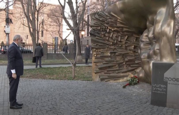 Վարչապետը հարգանքի տուրք է մատուցել 2008 թ մարտի 1-ի զոհերի հիշատակին