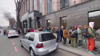 ՌԴ նախագահի ընտրությունների մասնակիցների հերթը ձգվում է դեսպանատնից մինչ Հաղթանակի կամուրջ