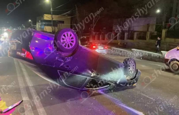 Սուպերմարկետի հարևանությամբ մեքենաներ են բախվել․ «Տոյոտա»-ն գլխիվայր շրջվել է