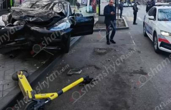 «Տեսլա»-ի վարորդը կոտրել է լուսակիրը, բախվել ծառին և ինքնագլորին․ 41-ամյա տղամարդը եղել է խմածության ամենաբարձր աստիճանի