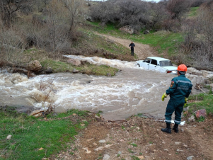 Փրկարարները դուրս են բերել Դարբ գետում արգելափակված ավտոմեքենան
