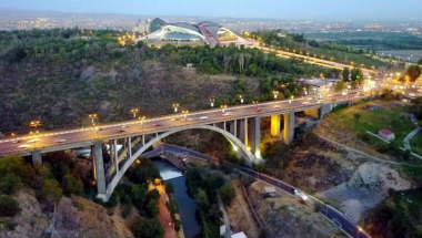 Երևանում տղան կտրել է մոր վիզն ու նետվել Կիևյան կամրջից