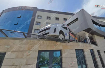 Շտապօգնության մեքենան առանց վարորդի առաջ է ընթացել և բախվել երկաթե ճաղավանդակին