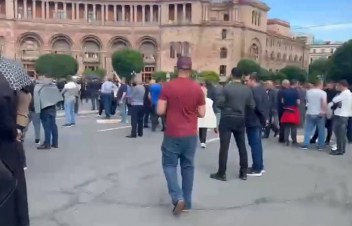 Գալստանյանի հավաքի մասնակից անձանցից շատերը չեն գնացել ամառանոց, նրանք հիասթափված հեռացել են հրապարակից