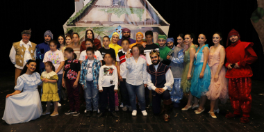 «Մարի Իզմիրլյան» մանկատան սաները ներկայացումից հետո հանդիպել են ԿԳՄՍ նախարարի և դերասանների հետ