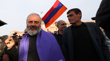 Գալստանյանը գիշերել է վարձակալած բնակարանում` փողոցում միայնակ թողնելով իր աջակիցներին