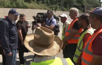 Մի՞շտ եք կիրակի աշխատում, թե՞ իմ այցի հետ է կապված. վարչապետը՝ դեպի Իրան տանող ճանապարհի շինարարներին