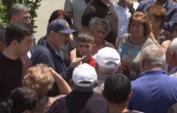 Ոսկեպարում սահմանի երկայնքով փշալարերի ցանկապատ ենք սարքում, բացառված է՝ մարդ կամ կով անցնի. Փաշինյանը՝ Ճակատենում