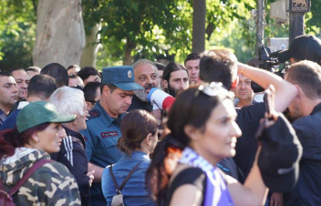 Գալստանյանի ակցիայի ժամանակ ոստիկանի դեմքին արցունքաբեր գազ փչած տղամարդը կալանավորվել է. նախաքննութան ավարտ