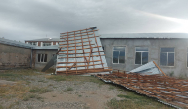 Քամու հետևանքով  վնասվել են տանիքների ծածկեր, թիթեղներ, տապալվել են ծառեր