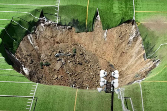 ԱՄՆ-ում ֆուտբոլի դաշտը վերածվել է 30 մետրանոց փոսի