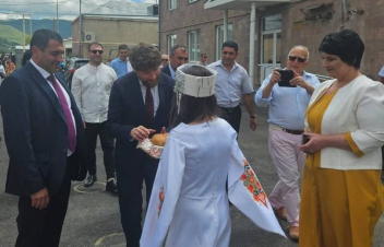 Ֆրանսիայի դեսպանը Սպիտակում հարգանքի տուրք է մատուցել երկրաշարժի զոհերի հիշատակին, այցելել դպրոցներից մեկը