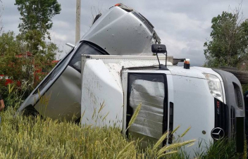 Մեքենան բախվել է կայանված «Սպրինտեր»-ին, երկուսն էլ կողաշրջվել են. կա տուժած