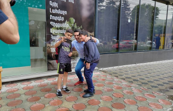 ԱԺ նախագահ Ալեն Սիմոնյանը շրջում է Վանաձորի փողոցներով, առևտուր անում խանութներում