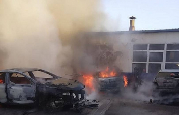 Բագրատունյաց փողոցում գտնվող ավտոտեխսպասարկման կետում ավտոմեքենաներ են այրվել