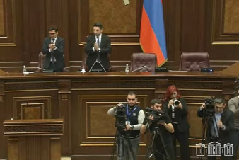 ԱԺ-ն ծափողջյուններով շնորհավորեց Վազգեն Սարգսյանի ծննդյան օրը