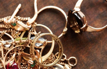 Որդին տնից գողացել է մոր զարդերն ու մեքենայի վաճառքից ստացված գումարը, խաղադրույքներ կատարել ու պարտվել