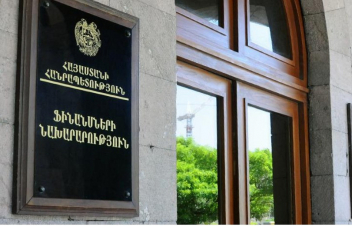 25-ամյա երիտասարդը մոտեցել է Ֆինանսների նախարարության մուտքին, հրել դուռն ու պահանջել բացել․ նա ձերբակալվել է
