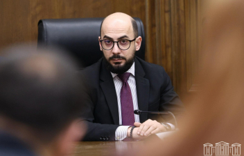 Գյումրիում Սերժի և Քոչարյանի «դուստր» թեկնածուները վերահաստատեցին, որ «խաբեբա են և քցող». Հովհաննիսյան