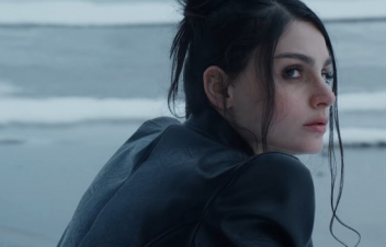 Բրյունետը երկրպագուներին է ներկայացրել Love Reversed երգն ու տեսահոլովակը