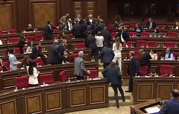 Գառնիկ Դանիելյանը սադրեց, Գեղամ Մանուկյանը հարձակվեց. Ազգային ժողովում իրավիճակը լարվեց