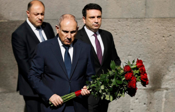 Վարչապետը ծաղկեպսակ է դրել Ցեղասպանության զոհերի հիշատակի հուշակոթողին, ծաղիկներ խոնարհել անմար կրակի մոտ