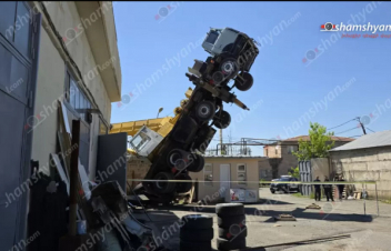 Երևանում ավտոկռունկն աշխատանքներ կատարելիս շրջվել է՝ վնասելով ծառեր, գազախողովակներ