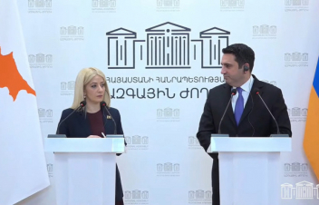 Մենք փորձում ենք աջակցել. Անիտա Դիմիտրիուն՝ ԼՂ-ից տեղահանված անձանց հետ հանդիպման մասին