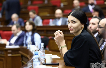 Այսքան երիտասարդ, բայց այսքան դաշնա՞կ, է՛լ ստատուս է գրում, է՛լ մի ԶԼՄ-ից մյուսն է վազում. Հակոբյան