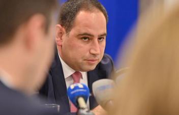 Կոչ են արել դիմավորել Գարեգին Բ-ին, 1500-2000 մարդ է գնացել, մեկնաբանությունը ձեզ եմ թողնում. Խուդաթյան