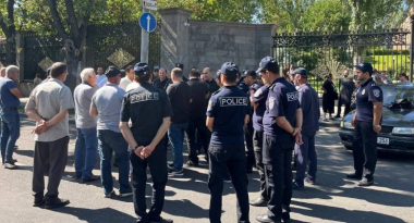 Բաղրամյան պողոտայի երթևեկությունը բացվեց․ անհետ կորածների ծնողները հանդիպեցին ԱԱԾ պաշտոնյայի հետ