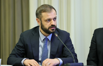 Պատի տակ մարդ գյուլլող տեռորիստ տերտերներին «սրբազան» ասողներ ու սրբացնողներ, լա՞վ եք. Պապոյան