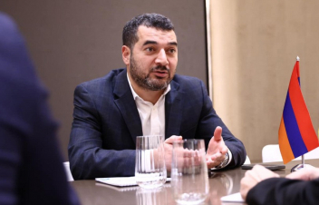 Երբ վեղարը հագած, խաչը պարանոցից կախած ասում ա կամ կմեռնենք, կամ կմեռցնենք. բեսը էլ ո՞նց ա լինում. Հակոբյան