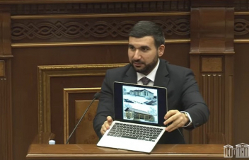 Սա դասական քոչարյանասերժական իշխանության դեմքն է. Ալեքսանյանը ցուցադրեց Սեյրան Օհանյանի առանձնատան լուսանկարը