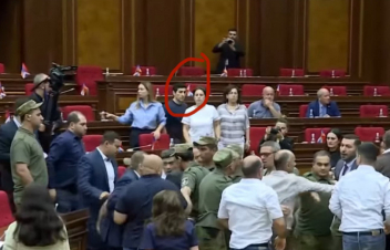 ԱԺ-ում լարված միջադեպի ժամանակ Լևոն Քոչարյանը թաքնվել էր կանանց թիկունքում