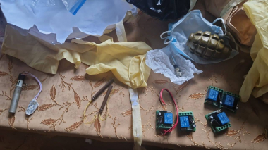 Առգրավված առարկաների մեջ հայտնաբերվել են մարտական նռնակ և ռազմամթերք հանդիսացող էլեկտրական անդրապայթիչներ (դետոնատորներ). ՔԿ